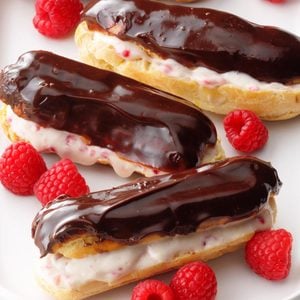 Chocolate Glazed Raspberry Eclairs Exps Rcrsb21 262986 E06 23 9b