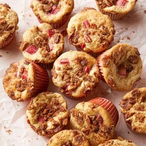 Rhubarb Streusel Muffins Exps Bake24 17491 Dr 03 28 1b